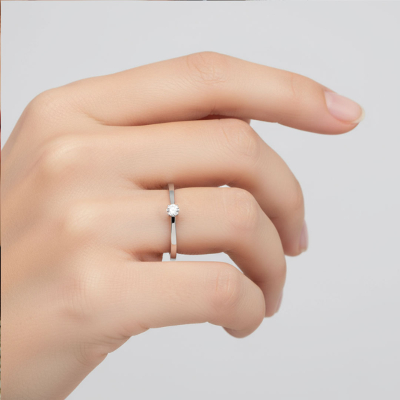 Pierścionek z białego złota z diamentem 0.1 ct - próba 585 Pierścionek z białego złota z diamentem 0.1 ct - próba 585