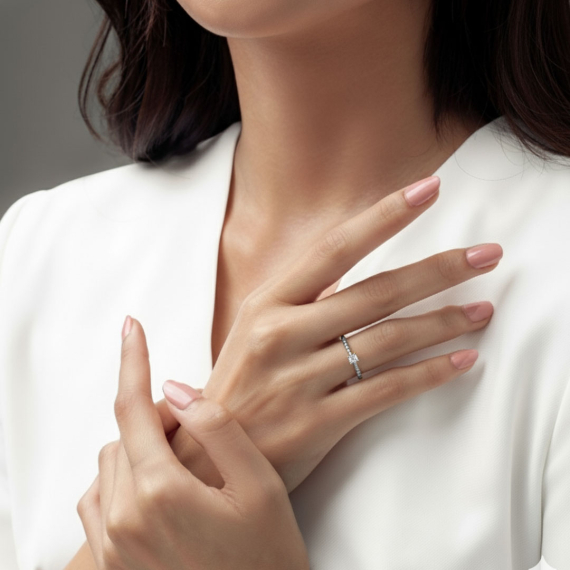 Pierścionek z białego złota o splątanym wzorze z diamentem 0.06 ct - próba 585 Pierścionek z białego złota o splątanym wzorze z diamentem 0.06 ct - próba 585