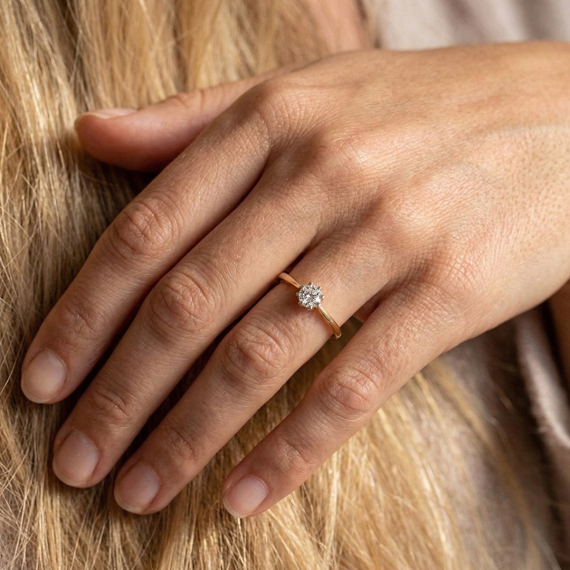 Złoty elegancki pierścionek z diamentem 0.11 ct - próba 585 Złoty elegancki pierścionek z diamentem 0.11 ct - próba 585