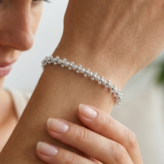 Srebrna bransoletka z motywem diamentowanych kulek - próba 925 Srebrna bransoletka z motywem diamentowanych kulek - próba 925