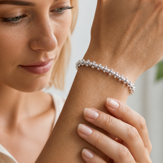 Srebrna bransoletka z motywem diamentowanych kulek - próba 925 Srebrna bransoletka z motywem diamentowanych kulek - próba 925