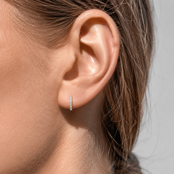 Kolczyki półokrągłe z białego złota z diamentami 0.18 ct - próba 585 Kolczyki półokrągłe z białego złota z diamentami 0.18 ct - próba 585