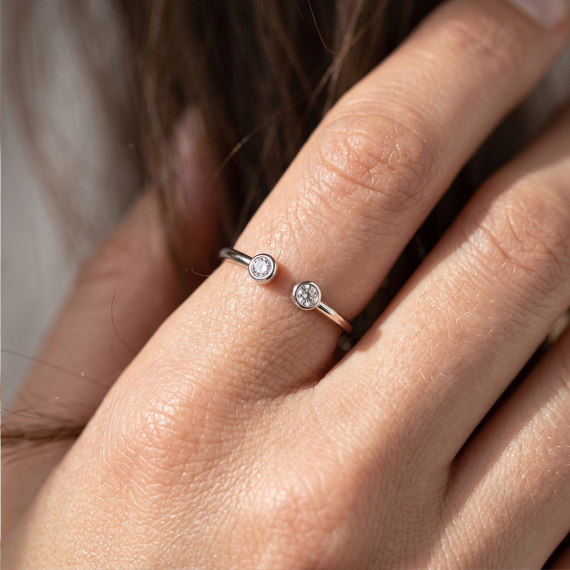 Pierścionek z białego złota z diamentami 0.04 ct - próba 585 Pierścionek z białego złota z diamentami 0.04 ct - próba 585