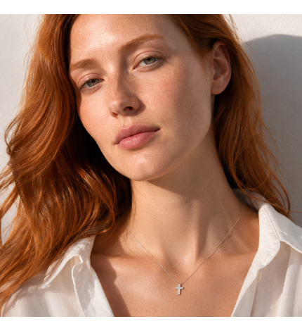 Naszyjnik z zawieszką krzyżyk z białego złota z diamentami 0.11 ct - próba 585 Naszyjnik z zawieszką krzyżyk z białego złota z diamentami 0.11 ct - próba 585