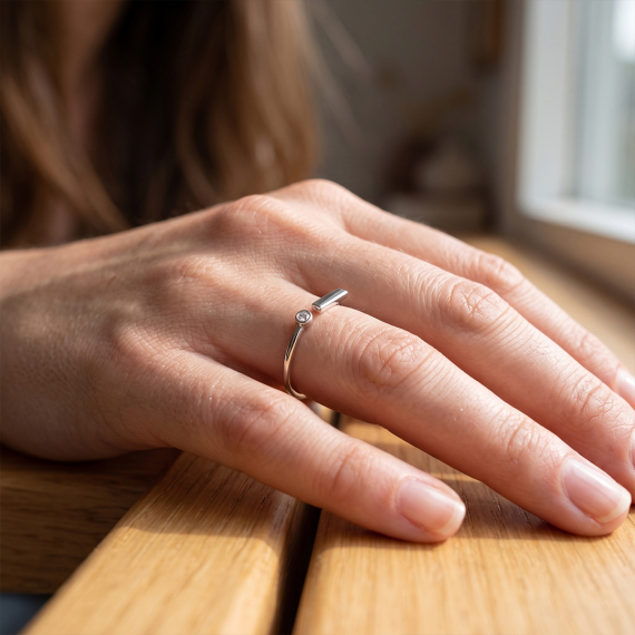 Pierścionek z białego złota z diamentem 0.02 ct - próba 585 Pierścionek z białego złota z diamentem 0.02 ct - próba 585