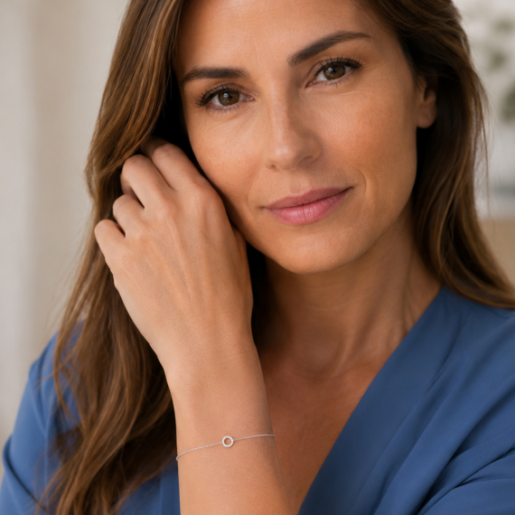 Bransoletka z białego złota z okrągłą zawieszką z diamentami 0.07 ct - próba 585 Bransoletka z białego złota z okrągłą zawieszką z diamentami 0.07 ct - próba 585