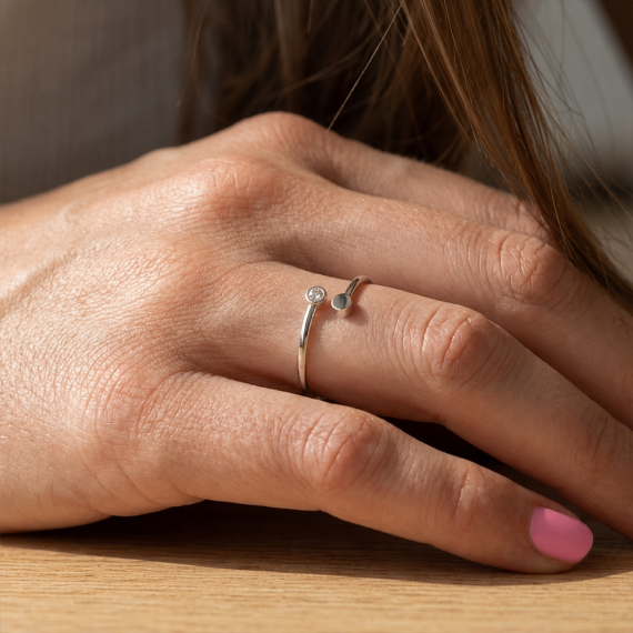 Pierścionek z białego złota z diamentem 0.02 ct - próba 585 Pierścionek z białego złota z diamentem 0.02 ct - próba 585