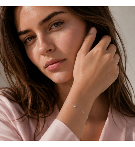 Bransoletka z zawieszką gwiazdy z białego złota z diamentami 0.08 ct - próba 585 Bransoletka z zawieszką gwiazdy z białego złota z diamentami 0.08 ct - próba 585