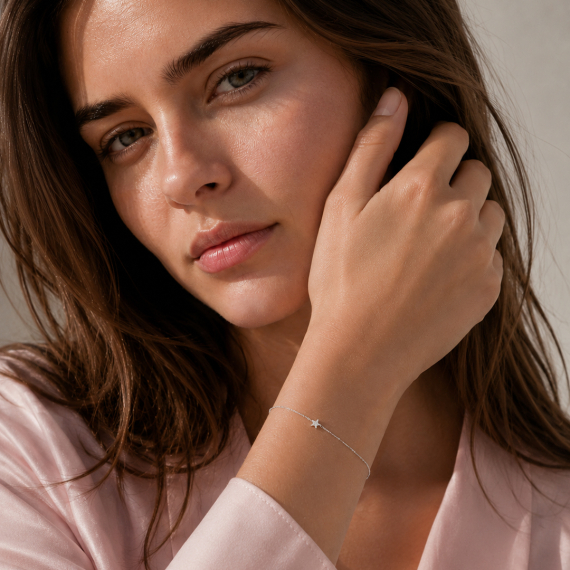 Bransoletka z zawieszką gwiazdy z białego złota z diamentami 0.08 ct - próba 585 Bransoletka z zawieszką gwiazdy z białego złota z diamentami 0.08 ct - próba 585