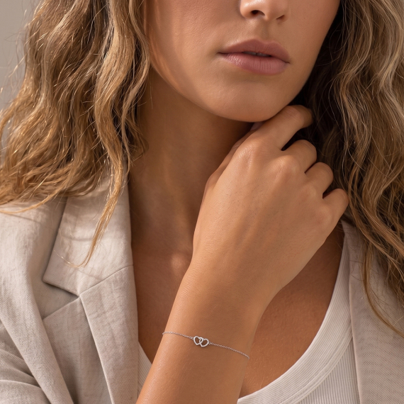 Bransoletka z zawieszką dwóch serc z białego złota z diamentami 0.08 ct - próba 585 Bransoletka z zawieszką dwóch serc z białego złota z diamentami 0.08 ct - próba 585