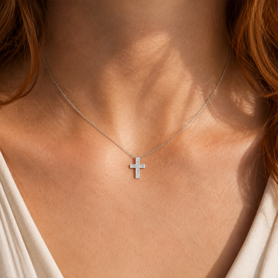 Naszyjnik z zawieszką krzyżyk z białego złota z diamentami 0.11 ct - próba 585 Naszyjnik z zawieszką krzyżyk z białego złota z diamentami 0.11 ct - próba 585