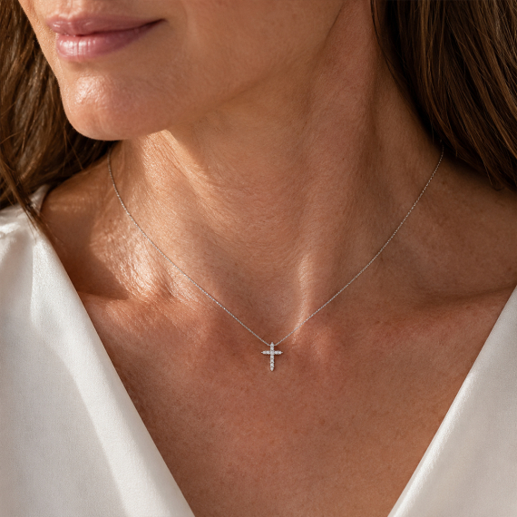 Naszyjnik z białego złota z zawieszką krzyżyk z diamentami 0.09 ct - próba 585 Naszyjnik z białego złota z zawieszką krzyżyk z diamentami 0.09 ct - próba 585