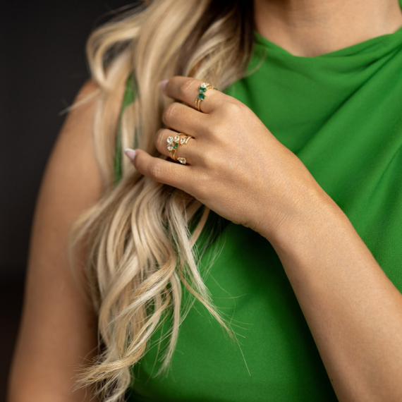 Goldenmark x Karolina Kotas: Złoty pierścionek otwarty ze szmaragdem i białymi topazami - próba 585 Goldenmark x Karolina Kotas: Złoty pierścionek otwarty ze szmaragdem i białymi topazami - próba 585