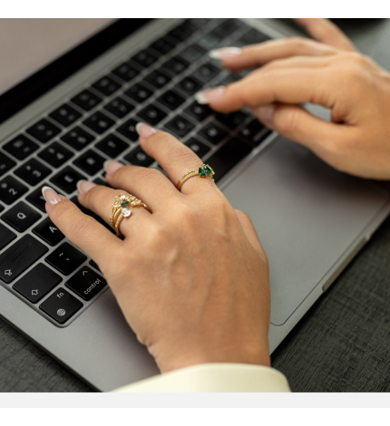 Goldenmark x Karolina Kotas: Złoty pierścionek o otwartej formie ze szmaragdem i białymi topazami - próba 585 Goldenmark x Karolina Kotas: Złoty pierścionek o otwartej formie ze szmaragdem i białymi topazami - próba 585