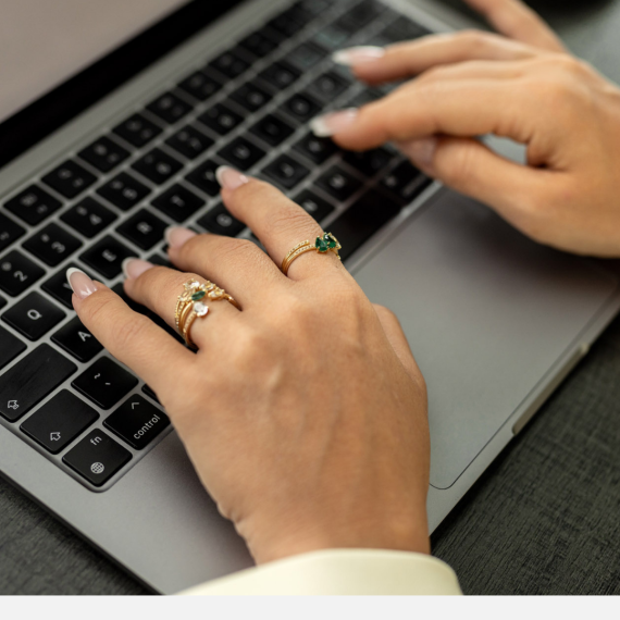 Goldenmark x Karolina Kotas: Złoty pierścionek o otwartej formie ze szmaragdem i białymi topazami - próba 585 Goldenmark x Karolina Kotas: Złoty pierścionek o otwartej formie ze szmaragdem i białymi topazami - próba 585