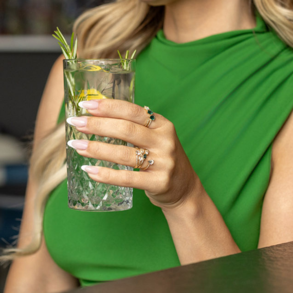 Goldenmark x Karolina Kotas: Złoty pierścionek ze szmaragdem i białymi topazami - próba 585 Goldenmark x Karolina Kotas: Złoty pierścionek ze szmaragdem i białymi topazami - próba 585