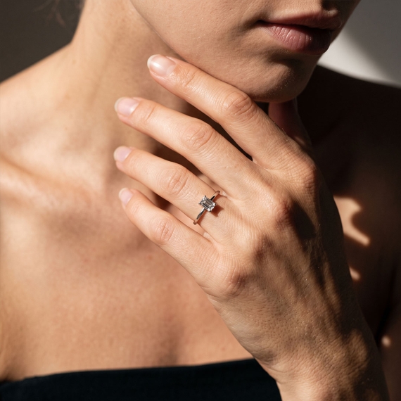 Pierścionek z białego złota z diamentem laboratoryjnym 1.5 ct o szlifie szmaragdowym - próba 585 Pierścionek z białego złota z diamentem laboratoryjnym 1.5 ct o szlifie szmaragdowym - próba 585