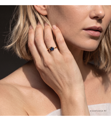 Złoty pierścionek z szafirem 0.5 ct i diamentami - próba 585 Złoty pierścionek z szafirem 0.5 ct i diamentami - próba 585